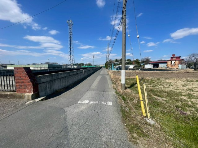 敷地面積91坪　売地　越谷市北川崎①の前面道路含む現地写真|№①区画は角地！南側公道約12ｍ、西側公道4.5ｍ。
現地（2026年3月）撮影