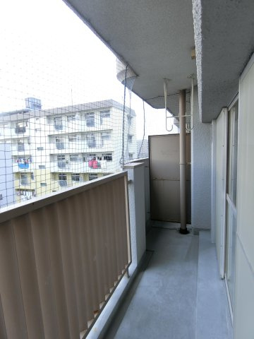 栗木第2ビルのバルコニー|開放的で明るい空間を演出してくれるバルコニーです