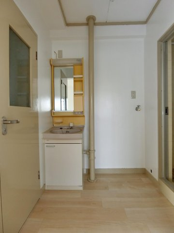 栗木第2ビルの洗面所|忙しい朝には欠かせない洗面所です