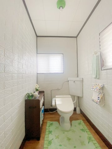 福島市小田　中古戸建のトイレ|広々としたトイレ空間！小窓付きで明るく簡単に換気が可能です！