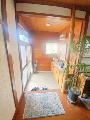 福島市小田　中古戸建の玄関|小窓がついている玄関スペースは明るく快適な空間です！