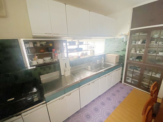 福島市小田　中古戸建のキッチン|広々としたキッチンスペースは収納棚も多くお料理も捗ります！