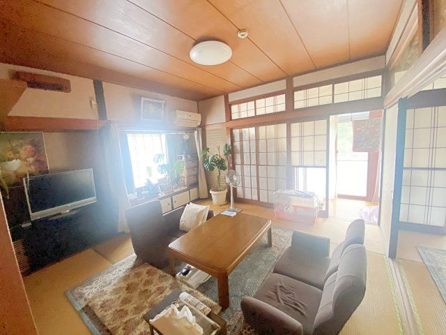 福島市小田　中古戸建の和室|8帖の和室は広々とした畳のぬくもりが心地いいスペースです！