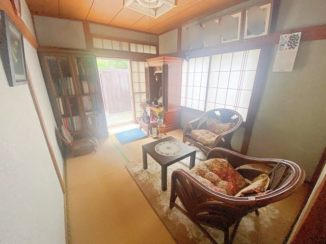 福島市小田　中古戸建の和室|6帖の和室は2面採光で明るく気持ちの良いお部屋です！