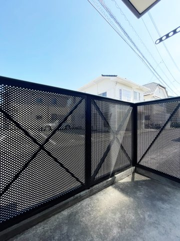 徳島市八万町川南のアパートのバルコニー