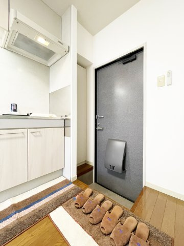 徳島市八万町川南のアパートの玄関