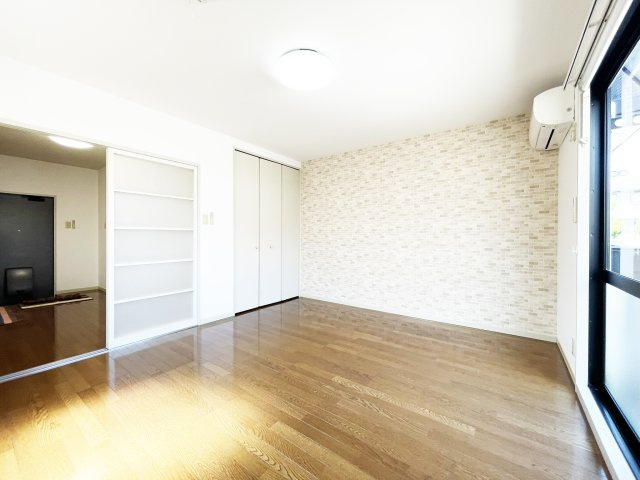 徳島市八万町川南のアパートの居間・リビング