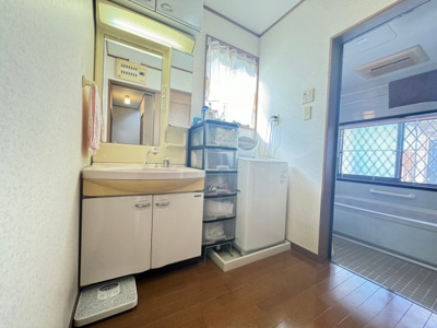 【洗面所】 | 神野町2丁戸建て | スペースが確保できる洗面所です