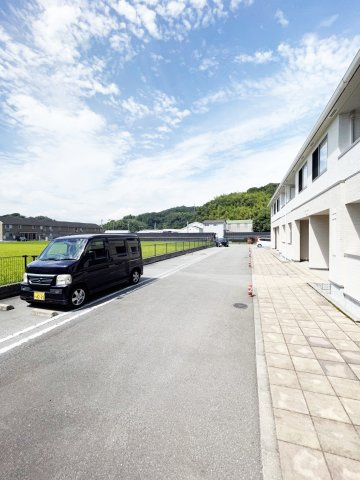 ラ・ファミーユの駐車場