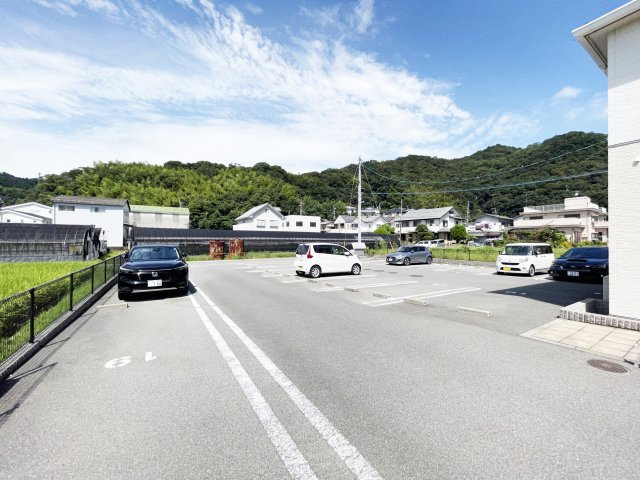 ラ・ファミーユの駐車場