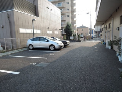 駐車場敷地内（別途契約、空車要確認）