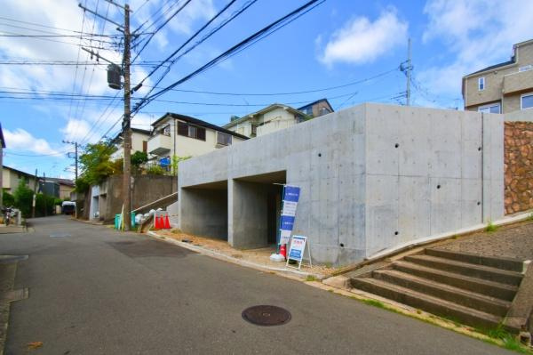 横浜市港北区篠原東２丁目の売地の前面道路含む現地写真|車通りが少ない為、小さなお子様にも安心です。
是非一度、現地へ起こしください。

