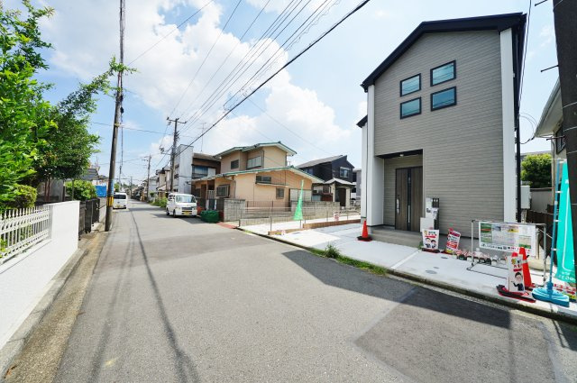 【横浜市瀬谷区宮沢2丁目30-10全2棟新築戸建て】★仲介手数料無料★（原小学校・原中学校）の前面道路含む現地写真