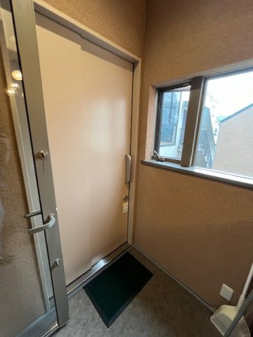 エンライトビルの玄関