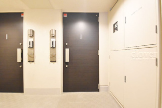 【その他共用部分】 | ダブルロック式の玄関ドアが皆様をお出迎え。お部屋のセキュリティの観点からも、うれしい設備ですね。玄関の色もシックで良い感じです。～即日のご見学可能～　お問合せはお気軽にどうぞ。
