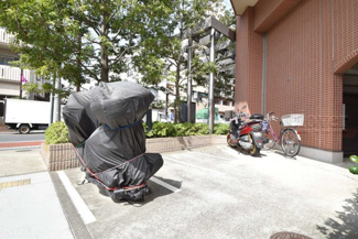 【駐車場】 | バイク置き場。空き区画の有無や駐輪料金、サイズおよび排気量規定などについては、改めてお問い合わせください。～即日のご見学可能～　お問合せはお気軽にどうぞ。