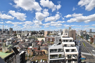 【展望】 | 眼前に広がる空の雄大さと、このお部屋の自慢の一つである「眺望」をご覧ください。毎日、この景色を独り占めできる新生活に夢が広がります。～即日のご見学可能～　お問合せはお気軽にどうぞ。
