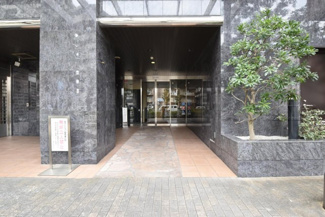 【エントランス】 | マンションの正面エントランス。出入りする人間を癒してくれるマンション入り口であり、その建物の「顔」でもあります。～即日のご見学可能～　お問合せはお気軽にどうぞ。
