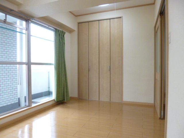 南ビルの洋室