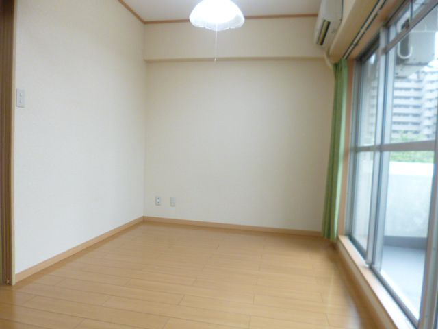 南ビルの洋室
