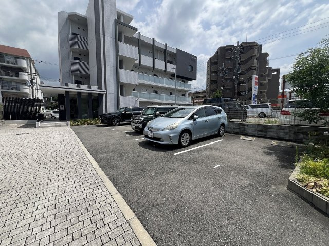 レジデンス南桜塚の駐車場