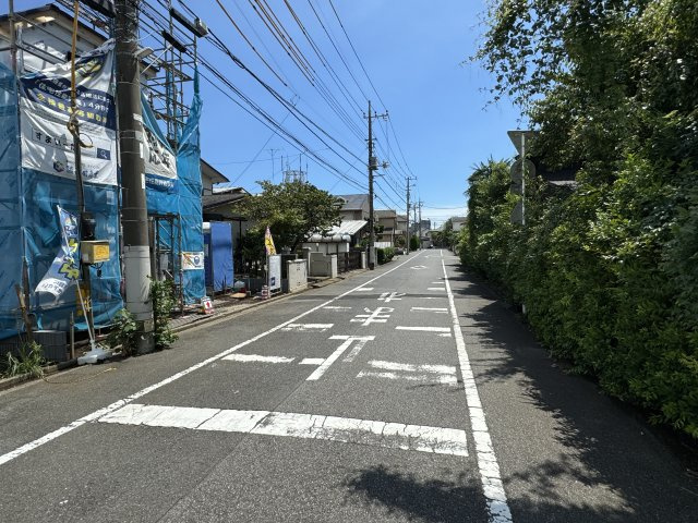 松戸市常盤平６丁目新築戸建【常盤平第二小学校：8分】の前面道路含む現地写真