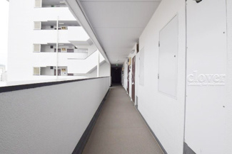 【その他共用部分】 | 当該フロアの共用廊下です。ここもきれいに清掃されています。周囲のお部屋の様子も、ぜひ伺ってみてください。～即日のご見学可能～　お問合せはお気軽にどうぞ。