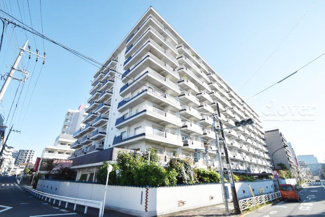【外観】 | 青空によく映える建物です。手入れの行き届いた外壁やマンション正面エントランスなど、綺麗な姿をぜひ一度、現地にてご覧ください。～即日のご見学可能～　お問合せはお気軽にどうぞ。