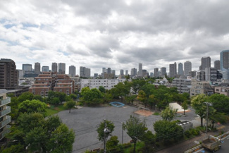 【展望】 | 眼前に広がる空の雄大さと、このお部屋の自慢の一つである「眺望」をご覧ください。毎日、この景色を独り占めできる新生活に夢が広がります。～即日のご見学可能～　お問合せはお気軽にどうぞ。