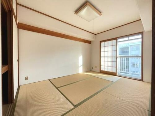 住道駅前住宅7号棟の寝室|和室6帖
■物件内覧・資金計画相談・住宅ローン相談、リフォーム相談、お問合せ受付中■
※当日・翌日のご内覧、ご相談はお電話でのお問合せがスムーズです！