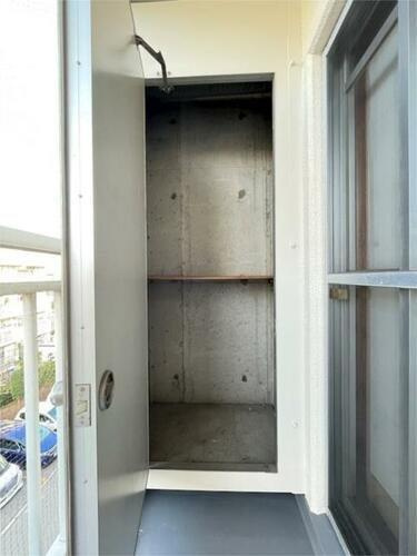 住道駅前住宅7号棟の設備|バルコニー　収納
■物件内覧・資金計画相談・住宅ローン相談、リフォーム相談、お問合せ受付中■
※当日・翌日のご内覧、ご相談はお電話でのお問合せがスムーズです！