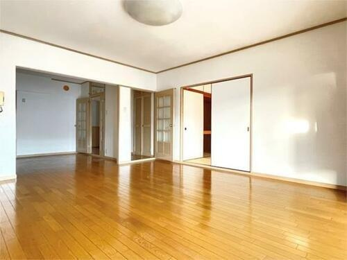 住道駅前住宅7号棟の居間・リビング|LDK15.5帖
■物件内覧・資金計画相談・住宅ローン相談、リフォーム相談、お問合せ受付中■
※当日・翌日のご内覧、ご相談はお電話でのお問合せがスムーズです！