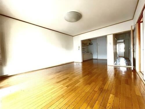 住道駅前住宅7号棟の居間・リビング|LDK15.5帖
■物件内覧・資金計画相談・住宅ローン相談、リフォーム相談、お問合せ受付中■
※当日・翌日のご内覧、ご相談はお電話でのお問合せがスムーズです！