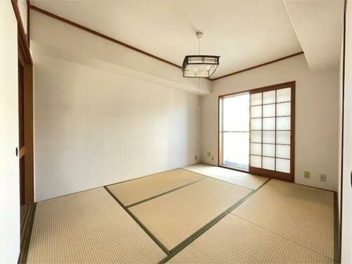 住道駅前住宅7号棟の和室|和室6帖
■物件内覧・資金計画相談・住宅ローン相談、リフォーム相談、お問合せ受付中■
※当日・翌日のご内覧、ご相談はお電話でのお問合せがスムーズです！