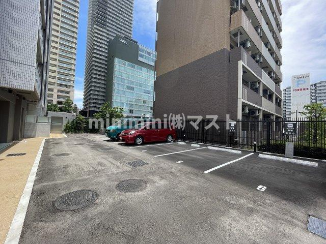 プラウド難波の駐車場