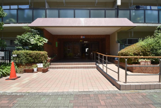 【エントランス】 | マンションの正面エントランス。出入りする人間を癒してくれるマンション入り口であり、その建物の「顔」でもあります。～即日のご見学可能～　お問合せはお気軽にどうぞ。