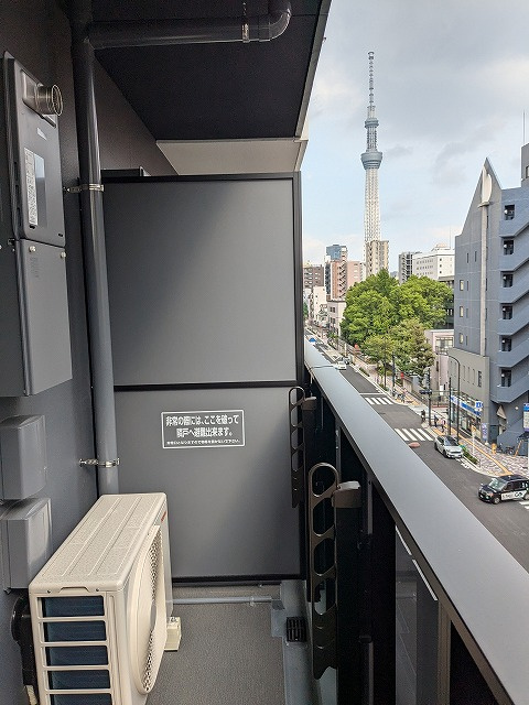 SEASON FLATS浅草言問通りのバルコニー
