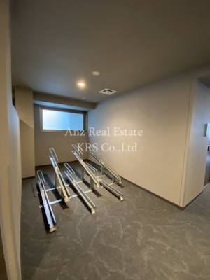 【駐車場】 | プラシーデンス本町 | 共用廊下に自転車置き場があります♪