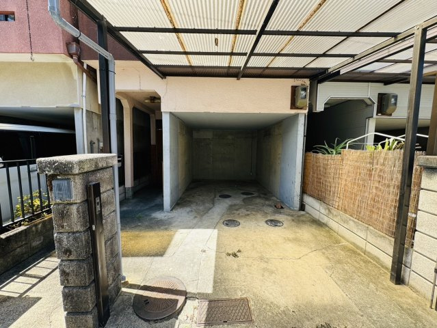 肘塚町戸建の駐車場