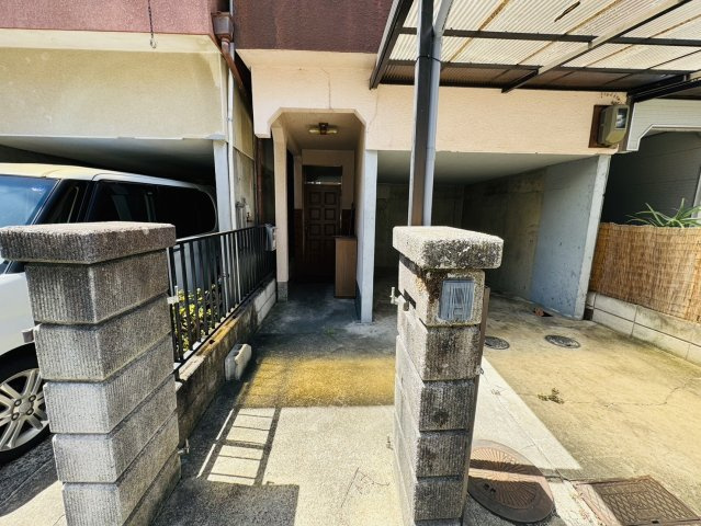 肘塚町戸建のエントランス