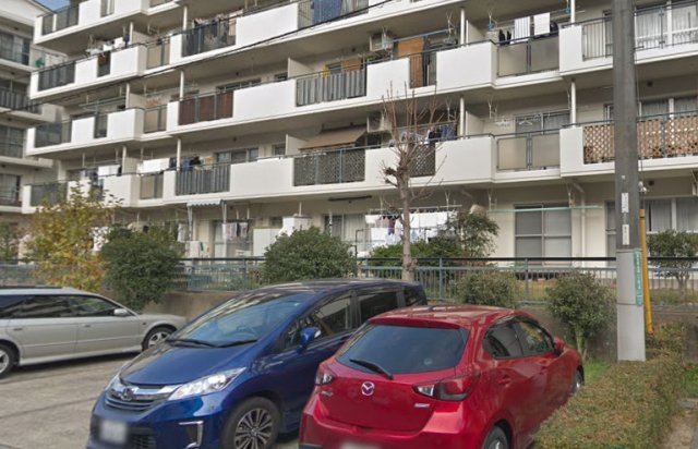 グリーンヒル東箕面4号棟の駐車場