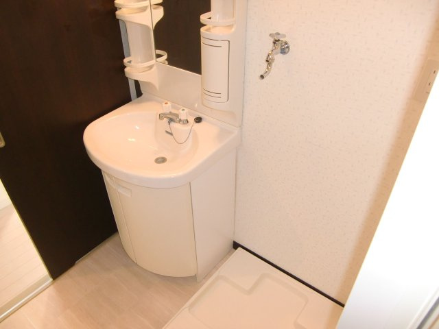 【独立洗面台】 | プリヴェラヴィ白金 | 別号室の写真になります。現況優先。