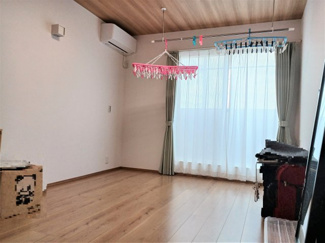 【洋室】 | 東久留米市中央町4丁目　中古戸建 | バルコニーに面した洋室は明るく開放的です。