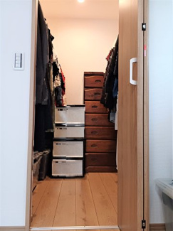 【収納】 | 東久留米市中央町4丁目　中古戸建 | ウォークインクローゼットです。大容量でまだ余裕があります。