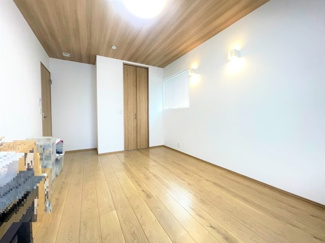 【洋室】 | 東久留米市中央町4丁目　中古戸建 | 約7.7帖の洋室にはウォークインクローゼットがあります。