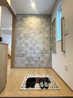 【玄関】 | 東久留米市中央町4丁目　中古戸建 | アクセントクロスの印象的な玄関。お客さまを迎えるのに相応しく、人を呼びたくなります。