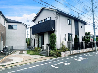 【外観】 | 東久留米市中央町4丁目　中古戸建 | スタイリッシュな外観が魅力の邸宅。カースペースも完備で車の出し入れもスムーズです。
とてもきれいに使用されており、まるでモデルルームのようです。