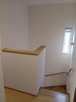 【その他】 | 東久留米市中央町4丁目　中古戸建 | 手すり付きの階段。直線ではない事も安心ですね。