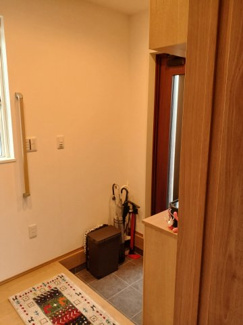 【玄関】 | 東久留米市中央町4丁目　中古戸建 | 玄関にも手すり付きで嬉しいですね。