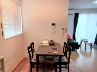 【居間・リビング】 | 東久留米市中央町4丁目　中古戸建 | 窓のすぐ側にある食卓は良いですね。キッチンからの動線も良いです。